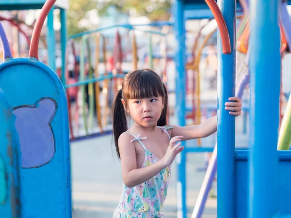 Niño feliz, bebé asiático jugando en el parque infantil — Foto de Stock