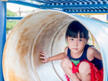 Oyun parkında oynayan Asya bebek çocuk