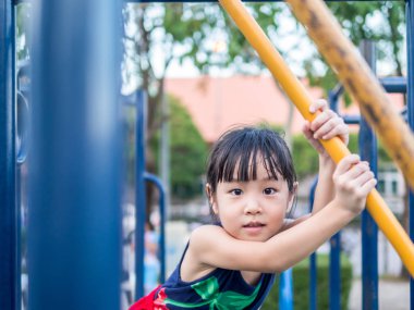 Oyun parkında oynayan Asya bebek çocuk