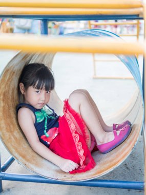 Oyun parkında oynayan Asya bebek çocuk