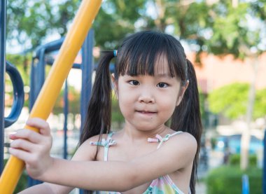 Oyun parkında oynayan Asya bebek çocuk