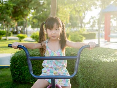 Bahçesi, gün batımı ışık üzerinde oynayan Asya bebek çocuk