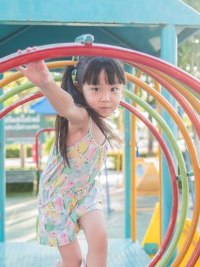 Oyun parkında oynayan Asya bebek çocuk