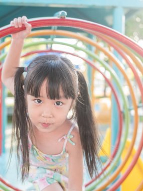 Oyun parkında oynayan Asya bebek çocuk