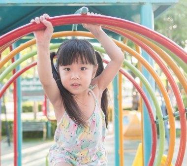 Oyun parkında oynayan Asya bebek çocuk