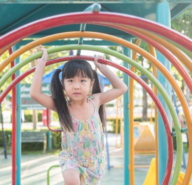 Oyun parkında oynayan Asya bebek çocuk