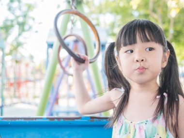 Oyun parkında oynayan Asya bebek çocuk