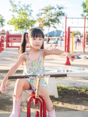 Oyun parkında oynayan Asya bebek çocuk