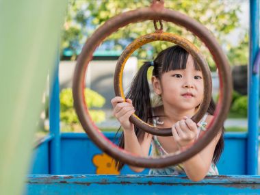 Oyun parkında oynayan Asya bebek çocuk