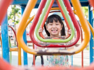 Oyun parkında, oynayan Asya bebek çocuk gülümseyen