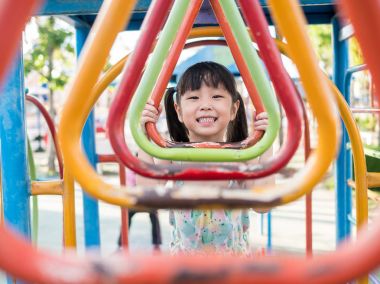 Oyun parkında, oynayan Asya bebek çocuk gülümseyen
