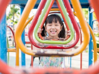 Oyun parkında, oynayan Asya bebek çocuk gülümseyen