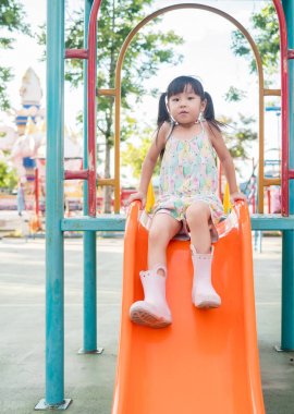 Oyun parkında oynayan Asya bebek çocuk