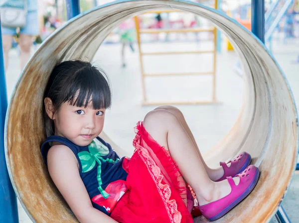 아시아 아기 어린이 놀이터에서 놀고 — 스톡 사진