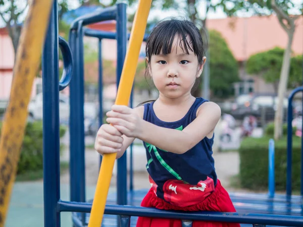 Asiático bebé niño jugando en parque infantil — Foto de Stock