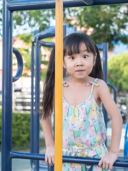 Азиатский ребенок играет на детской площадке, сюрприз действий, большой е — стоковое фото