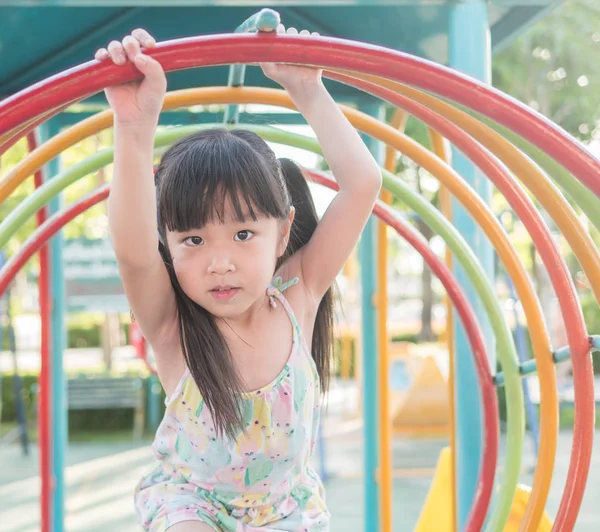 Ázsiai baby gyermek, játék, játszótér — Stock Fotó