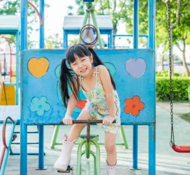 Oyun parkında oynayan Asya bebek çocuk