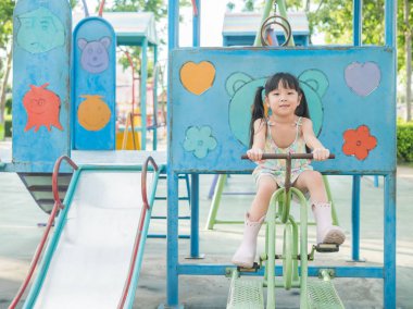 Oyun parkında oynayan Asya bebek çocuk