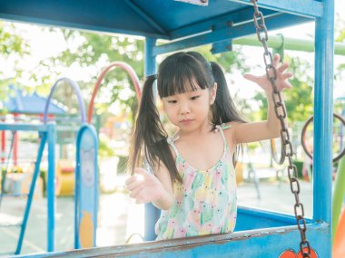 Bahçesi, gün batımı ışık üzerinde oynayan Asya bebek çocuk