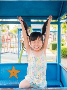Oyun parkında oynayan Asya bebek çocuk