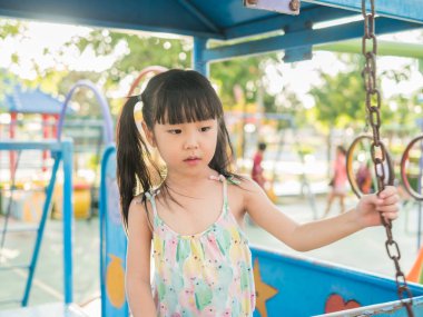 Bahçesi, gün batımı ışık üzerinde oynayan Asya bebek çocuk