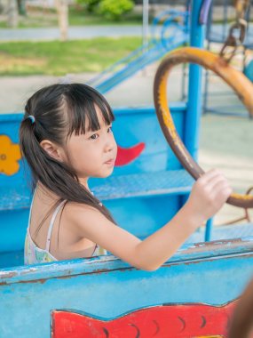 Oyun parkında oynayan Asya bebek çocuk