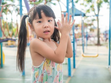 Oyun parkında, oynayan Asya bebek çocuk alkış onun eller eylem