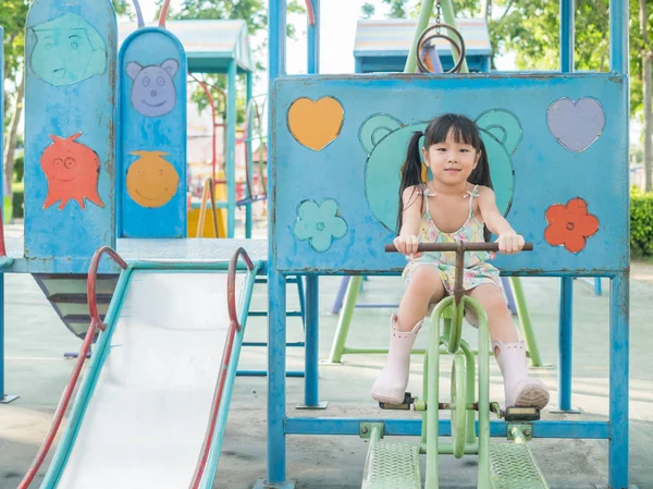 Asiático bebé niño jugando en parque infantil — Foto de Stock