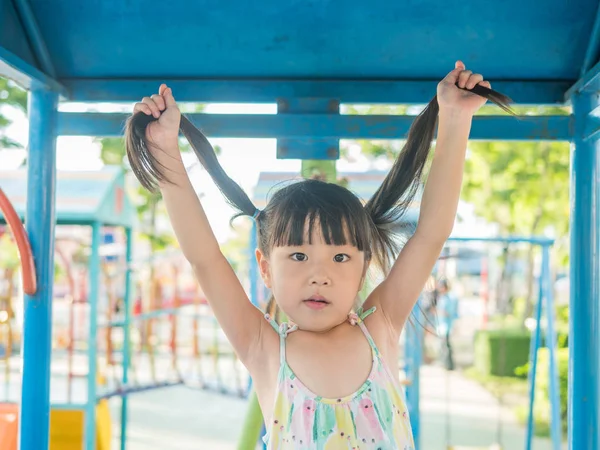 Oyun parkında oynayan Asya bebek çocuk