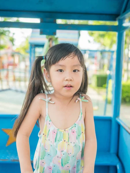 Азиатский ребенок играет на детской площадке — стоковое фото