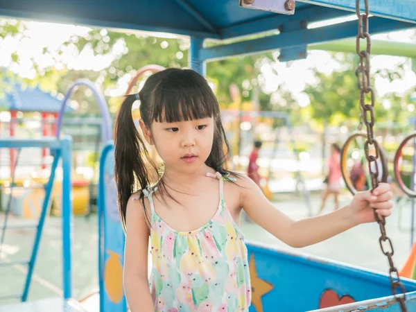 Anak asia bermain di taman bermain, dalam cahaya matahari terbenam — Stok Foto