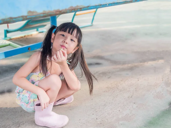 Asijské dítě dítě hraje na hřišti — Stock fotografie