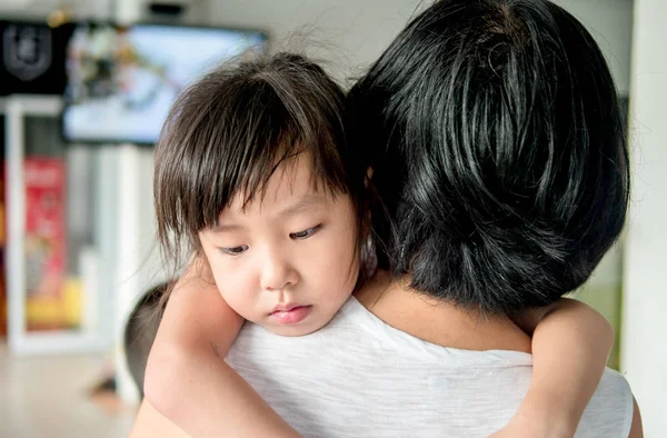 Asiática bebé niña abrazando su madre, sleepy — Foto de Stock