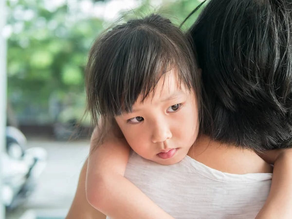 Asiática bebé niña abrazando su madre, sleepy — Foto de Stock