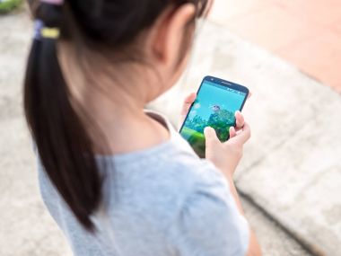 Chonburi, Tayland - 2 Eylül 2016: oynarken Asyalı küçük kız