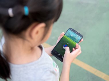 Chonburi, Tayland - 2 Eylül 2016: oynarken Asyalı küçük kız