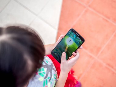 Chonburi, Tayland - 2 Eylül 2016: oynarken Asyalı küçük kız