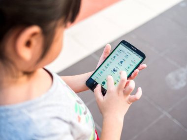 Chonburi, Tayland - 2 Eylül 2016: oynarken Asyalı küçük kız