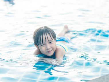 Asyalı kız havuzda bırakmasını oynuyor