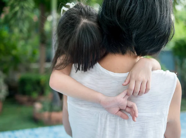 Asiática bebé niña abrazando su madre, somnoliento, enfoque selectivo en — Foto de Stock