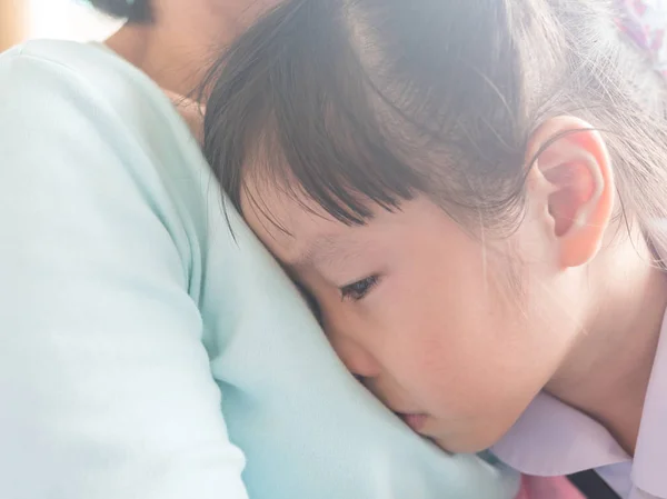 Asiática bebé niña llorar en su madre pechos — Foto de Stock