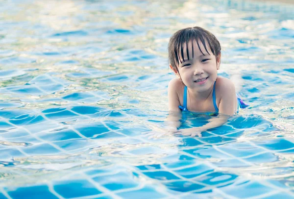 Asiatische Mädchen ist spielen in die pool legen — Stockfoto