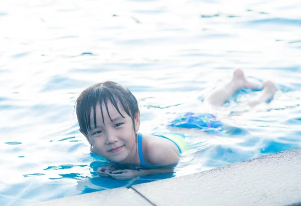Ázsiai lány van játék a medencében, megállapításáról — Stock Fotó
