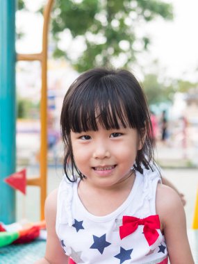Oyun parkında oynayan mutlu Asya bebek çocuk