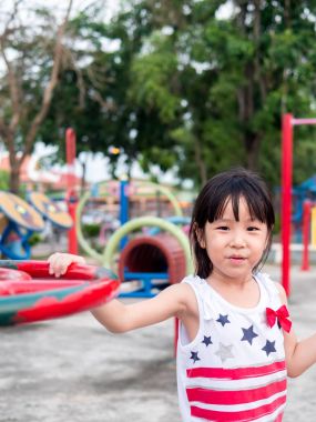 Oyun parkında oynayan mutlu Asya bebek çocuk