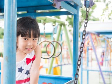 Oyun parkında oynayan mutlu Asya bebek çocuk