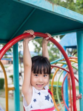 Oyun parkında oynayan mutlu Asya bebek çocuk