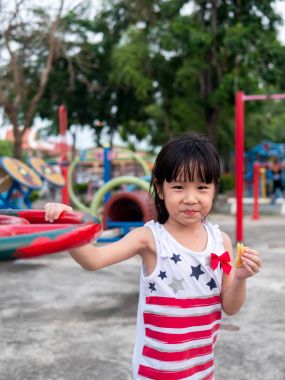 Oyun parkında oynayan mutlu Asya bebek çocuk