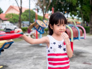 Oyun parkında oynayan mutlu Asya bebek çocuk
